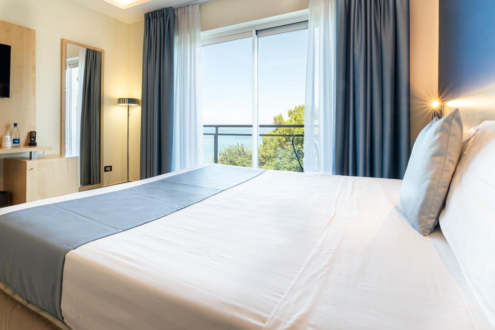 Deluxe Room,1604772181:JPEG
